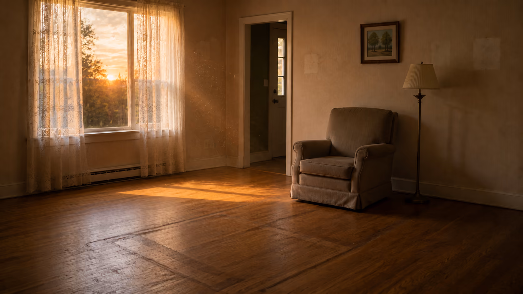 Salon vide d'une maison ancienne avec lumière douce filtrant par les rideaux, illustrant une résidence inoccupée pendant le règlement d'une succession