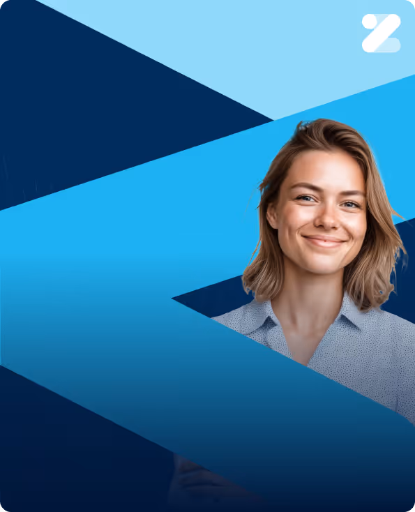 Uśmiechnięta kobieta z krótkimi blond włosami na tle niebieskich geometrycznych kształtów.