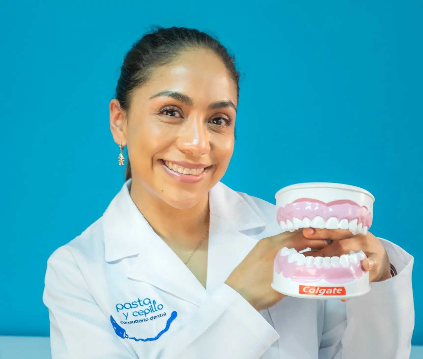 Dentista soteniendo un modelo de dentadura