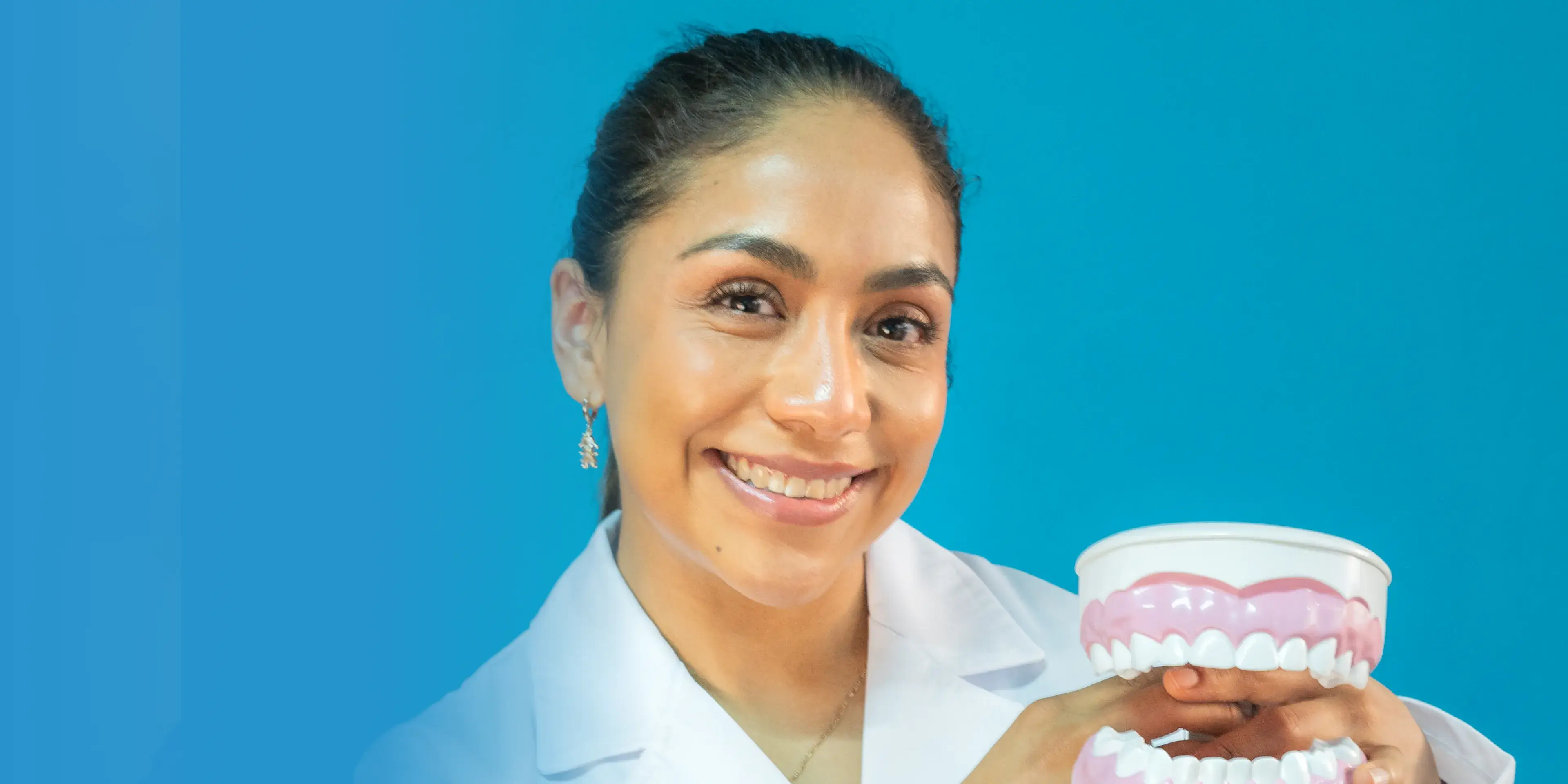 Dr.  Zarco revisando rayos x con paciente