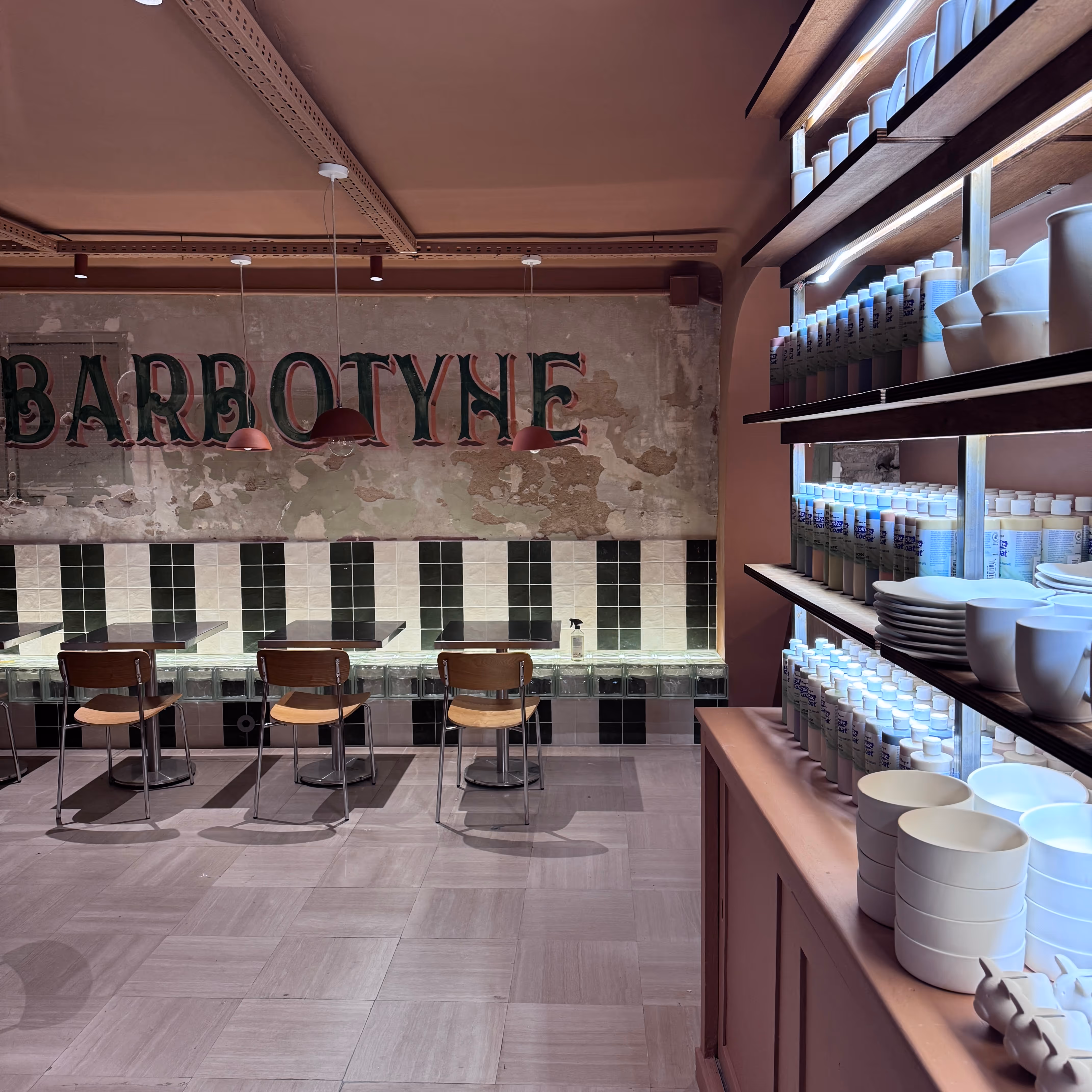 photo de l'intérieur du café céramique barbotyne à Aix en provence