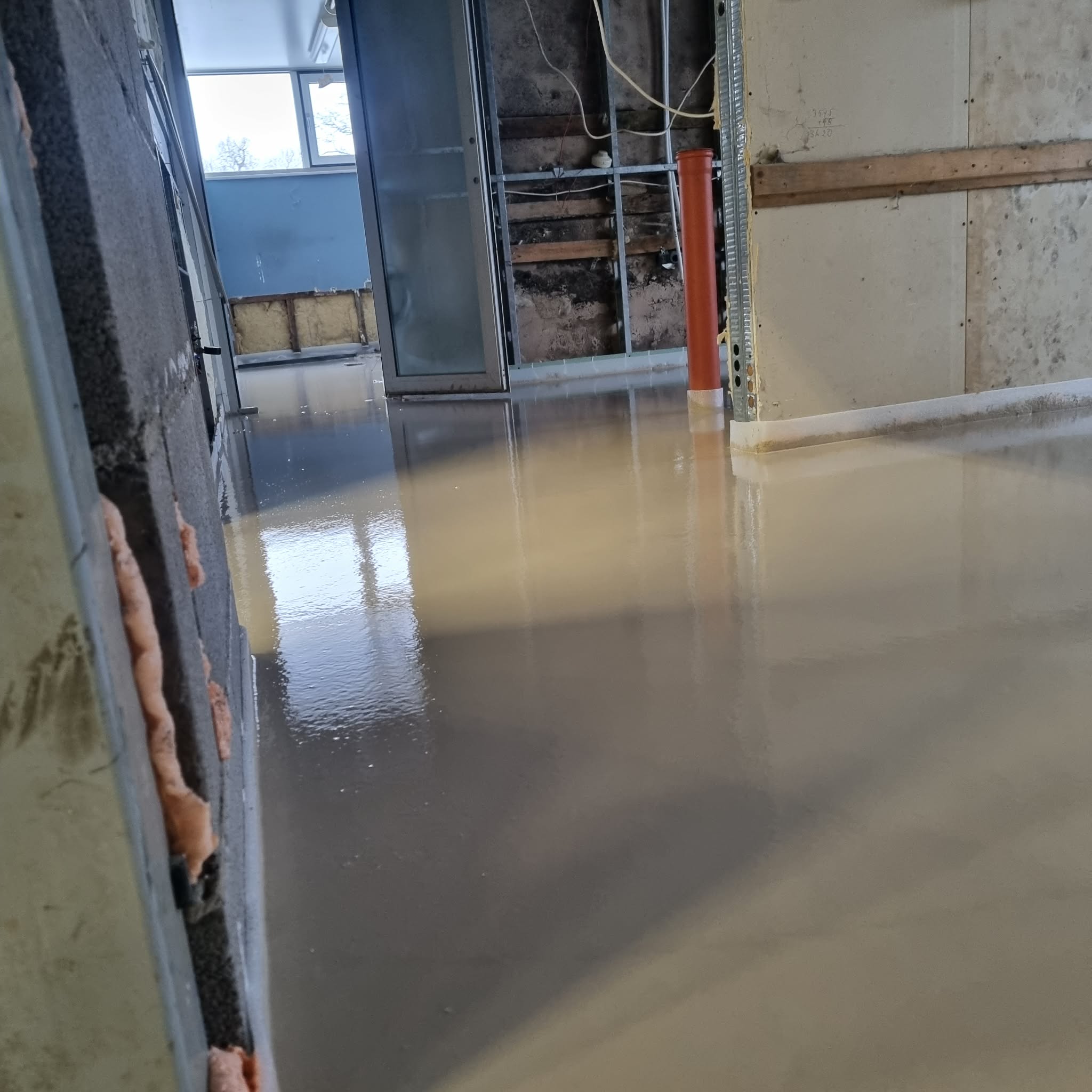 värskelt valatud sile kipsivalu põrand