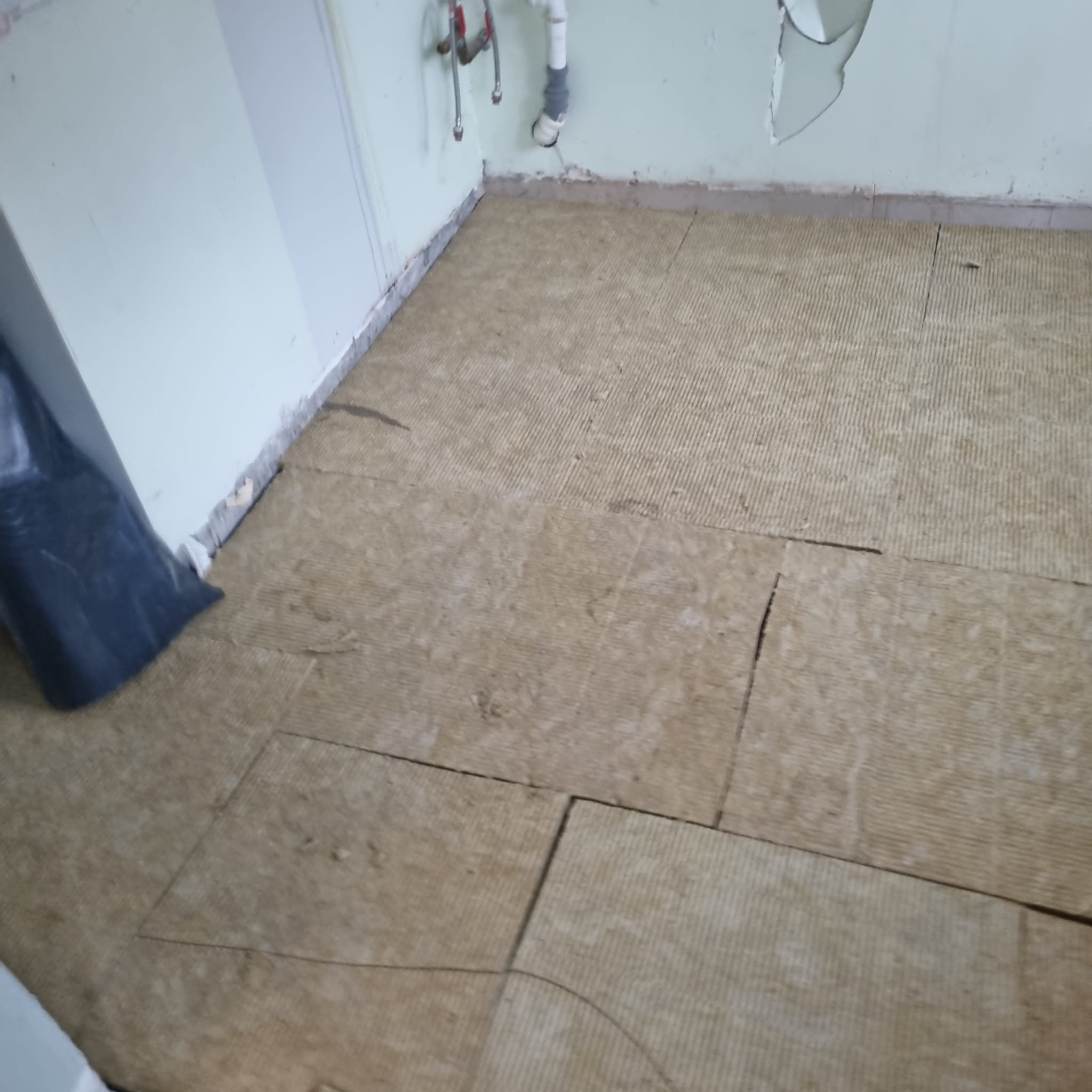 põrandavalu töö käigus kommunikatsioonide ümber