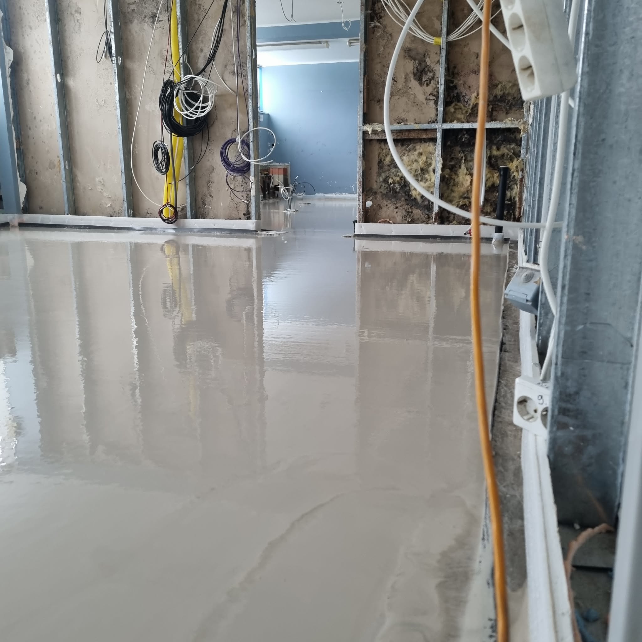 isetasanduva põranda valamine töö käigus korteris