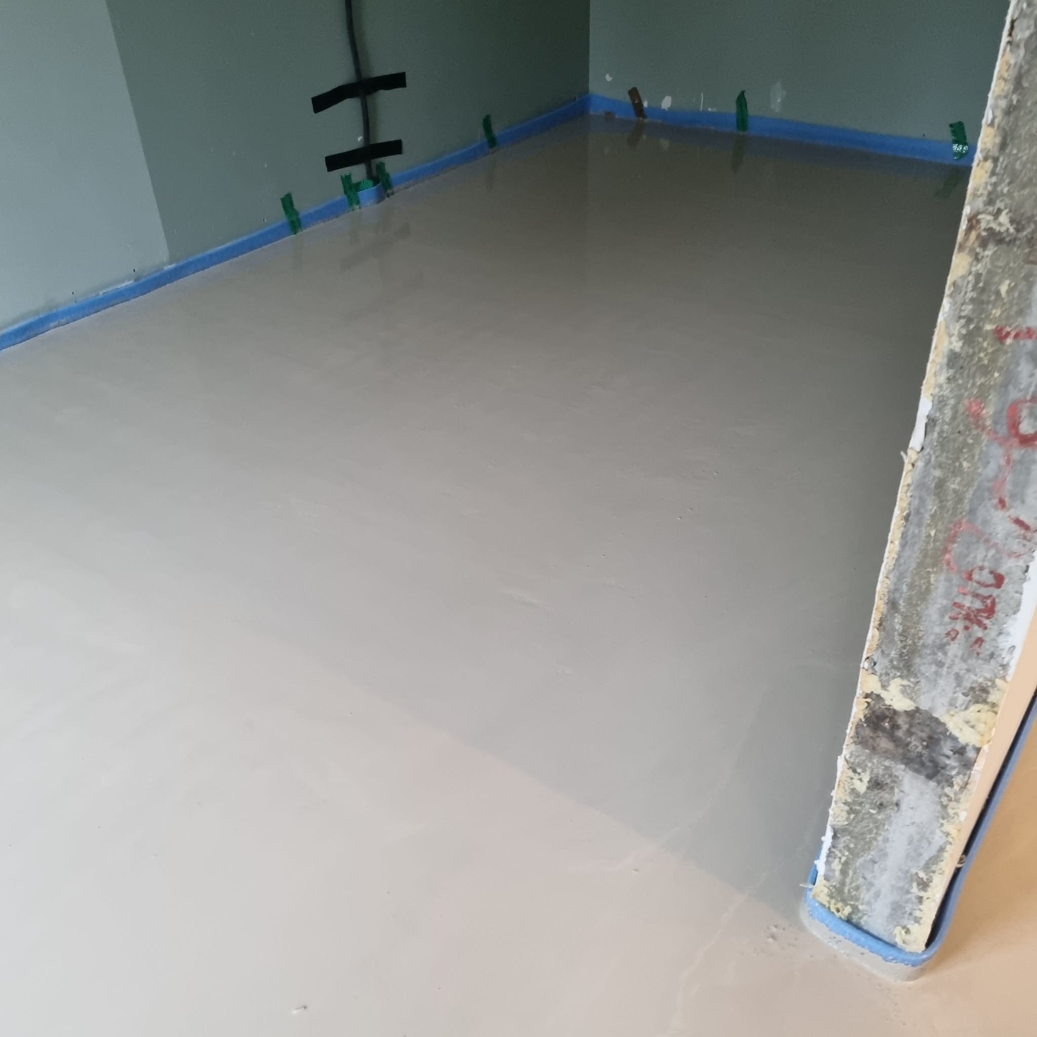 kipsivalu töö käigus suurte pindade tasandamisel