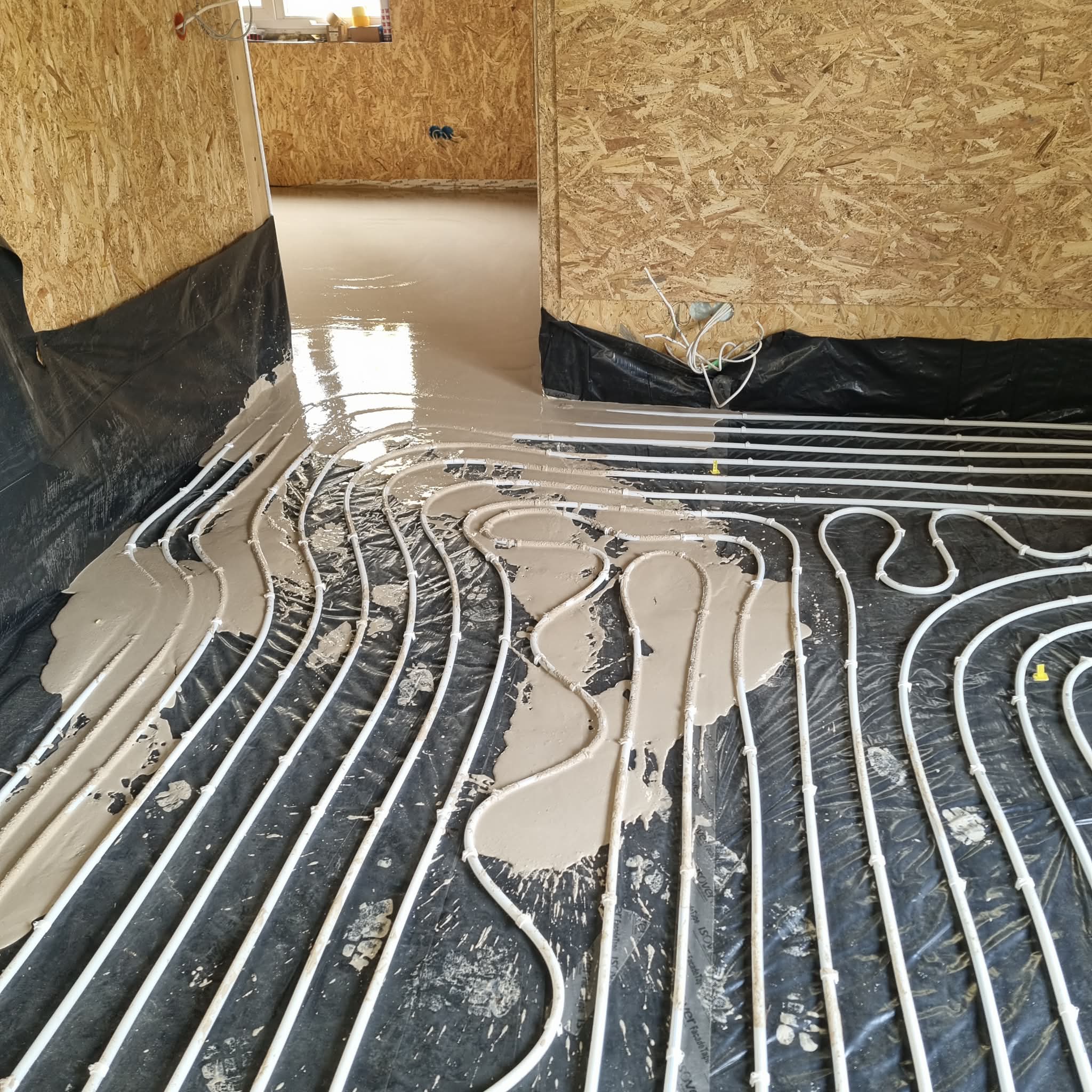 isetasanduv põrand garaažis töö käigus