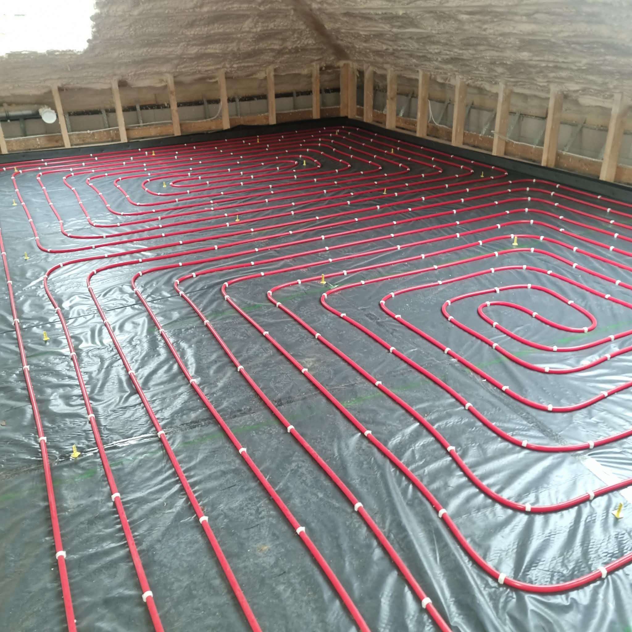 kipsivalu põrandate paigaldus uusarenduses