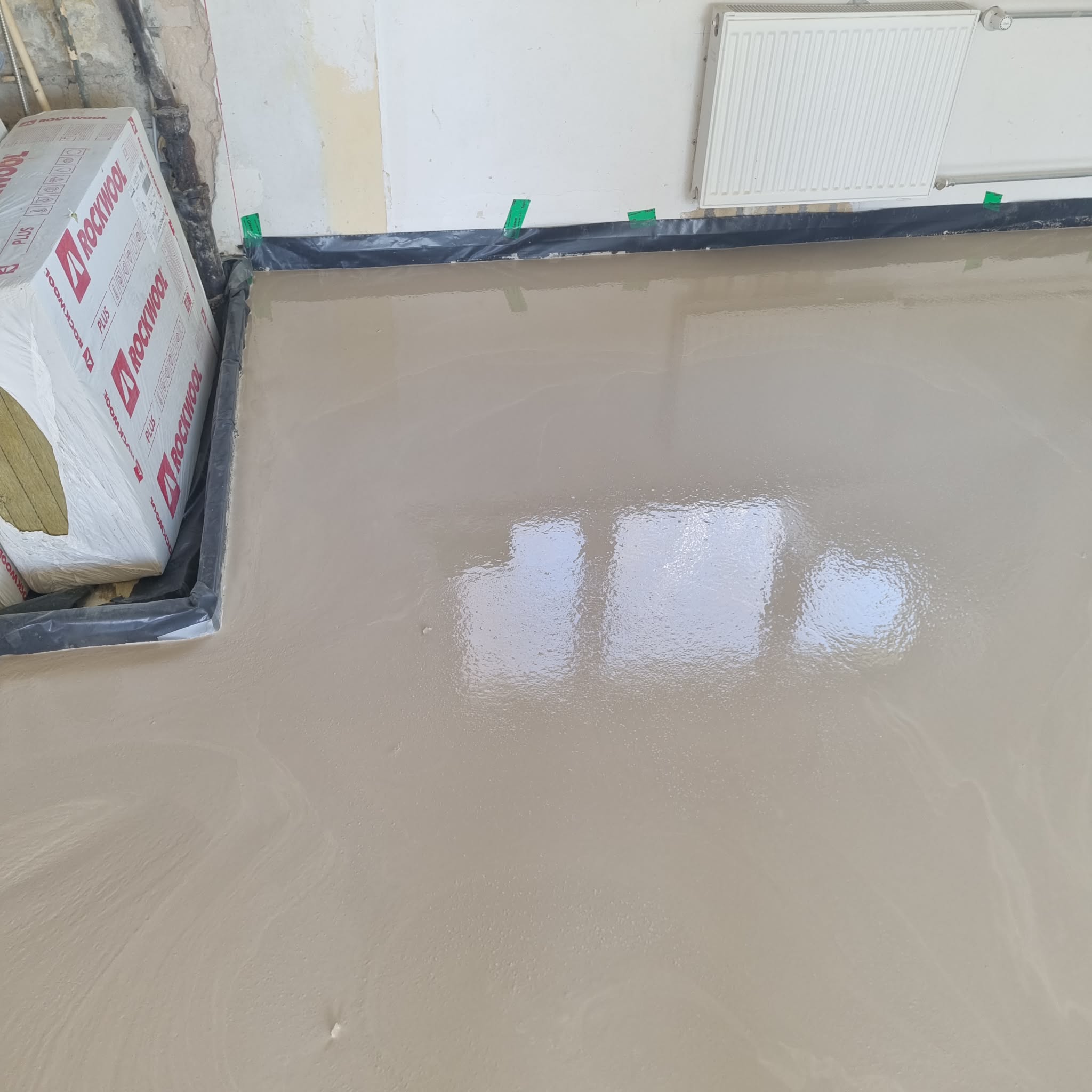 isetasanduv põrand enne kuivamist