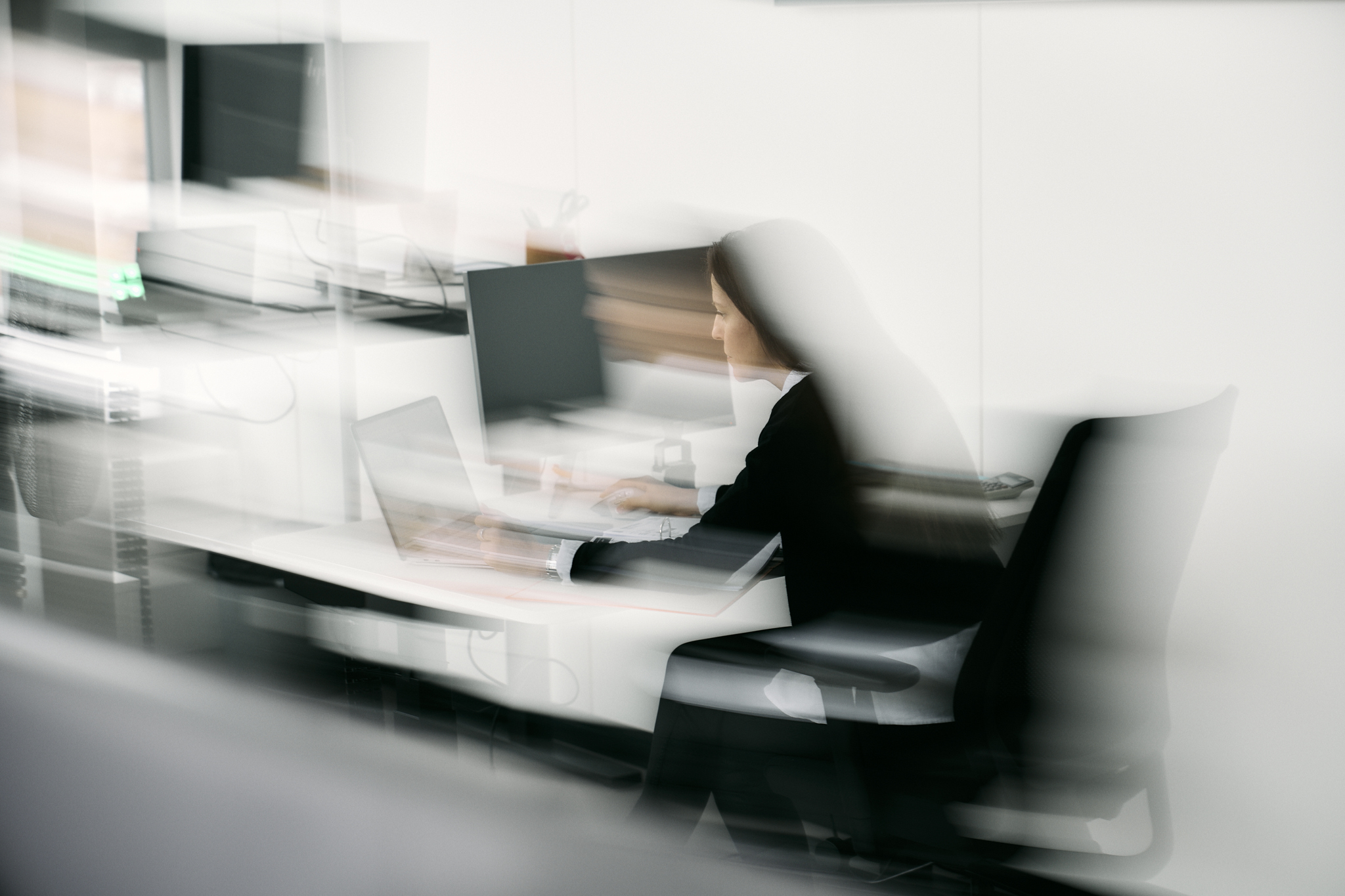 Moodbild Jasmin Schliesser am Notebook