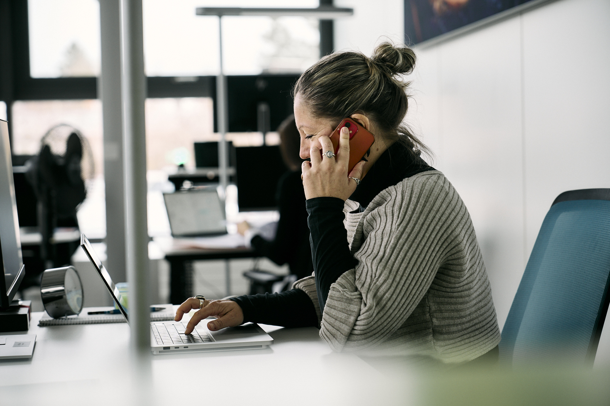 Tamara Kolb im Kundengespräch am Telefon