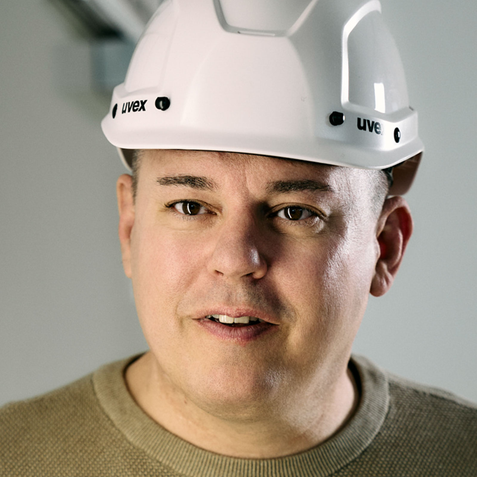 Philippe Schliesser mit Bauhelm