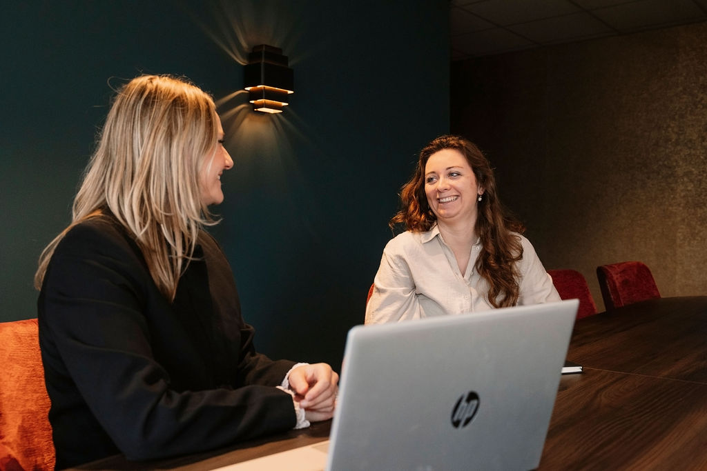 Werkgeluk en prestaties: Investeren in werkgeluk binnen het familiebedrijf is geen luxe, maar een slimme zet.|Werkgeluk en prestaties: Investeren in werkgeluk binnen het familiebedrijf is geen luxe, maar een slimme zet.