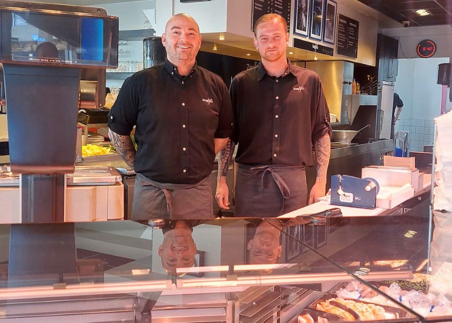 De Ondernemingswaarde begeleidde de verkopers van Zee & Zo Visspecialiteiten bij een succesvolle Management Buy Out door Ralph en Mattijs.