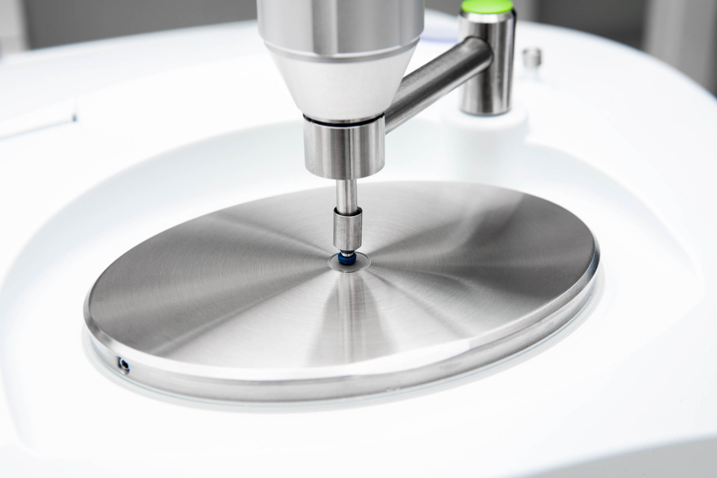 Et nærbilde av et blankt lab-instrument inne på en lab