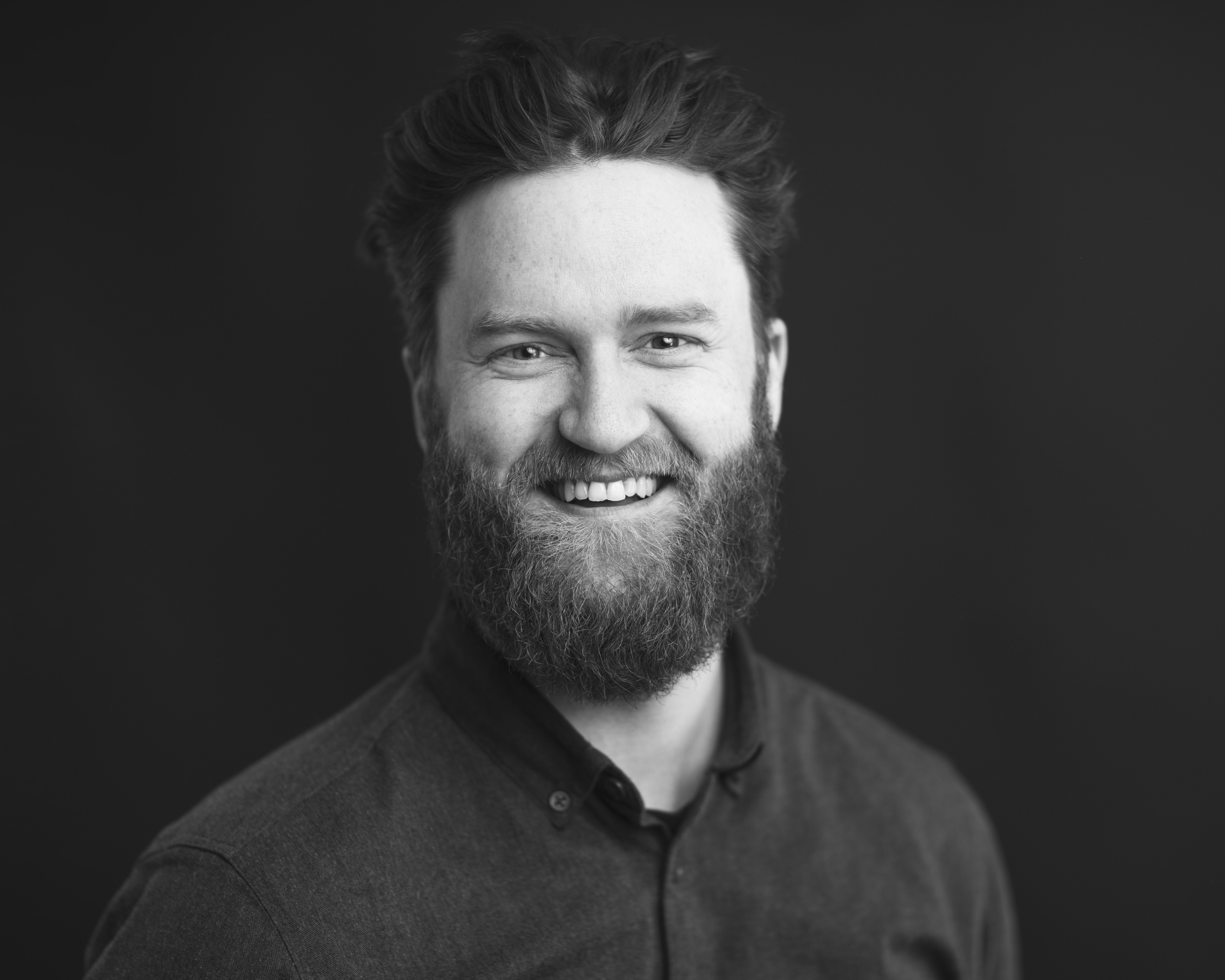 Ansattbilde av en smilende mann med skjegg