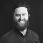 Ansattbilde av en smilende mann med skjegg