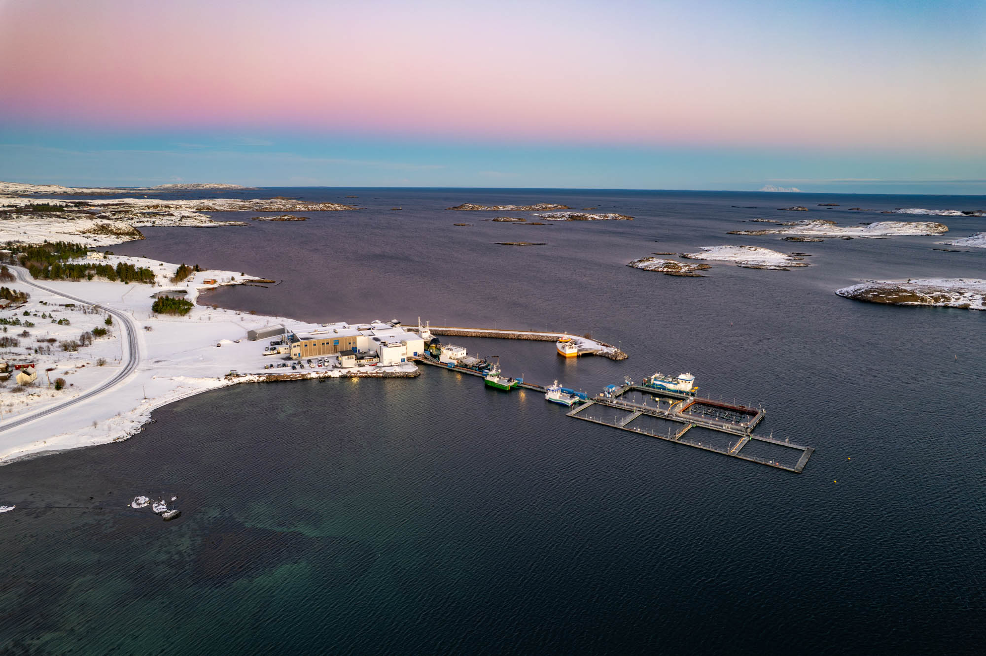 Dronebilde av norsk kyst