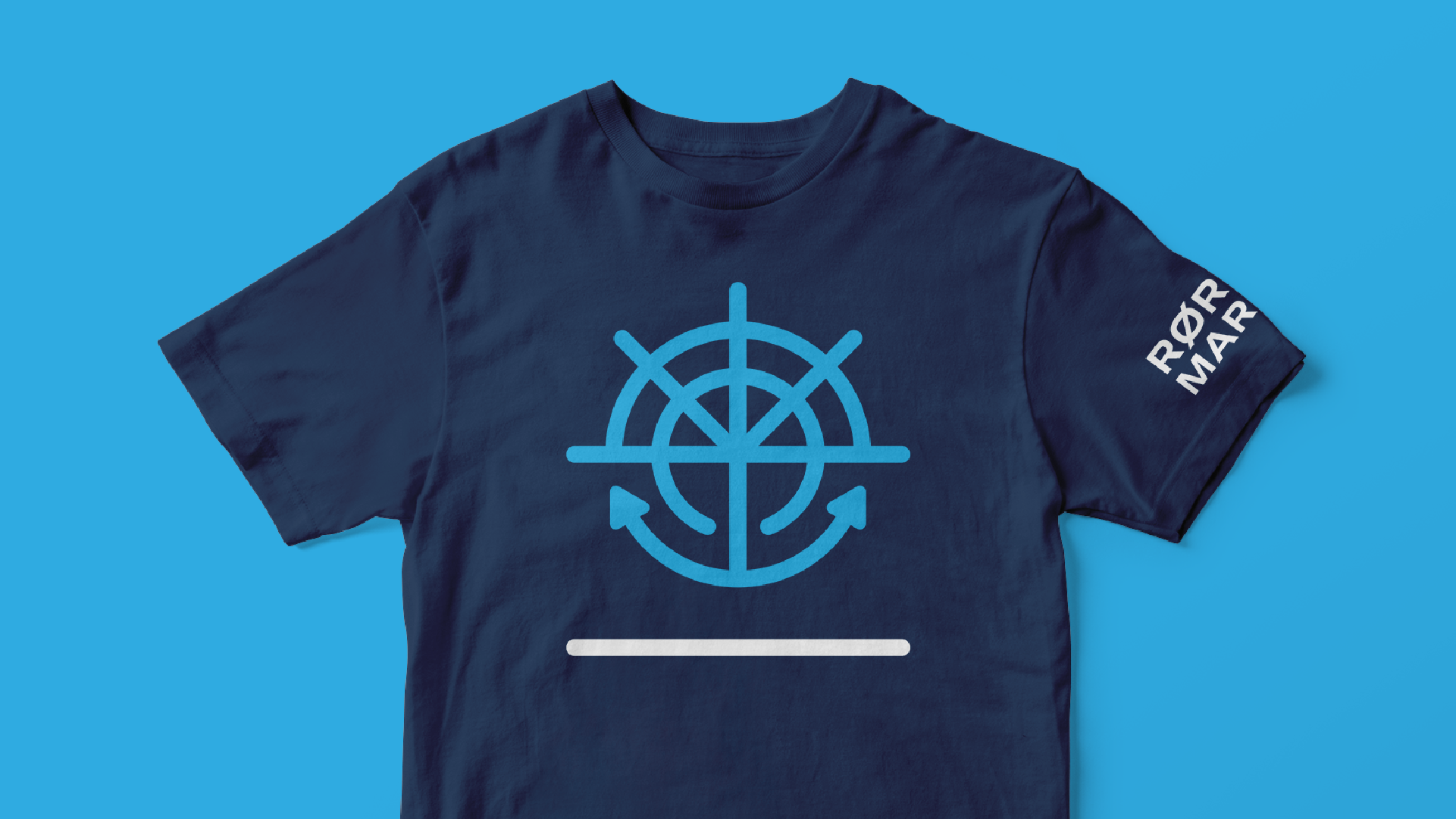 Mockup av t-skjorte med logo-design for Rørvik Marina.