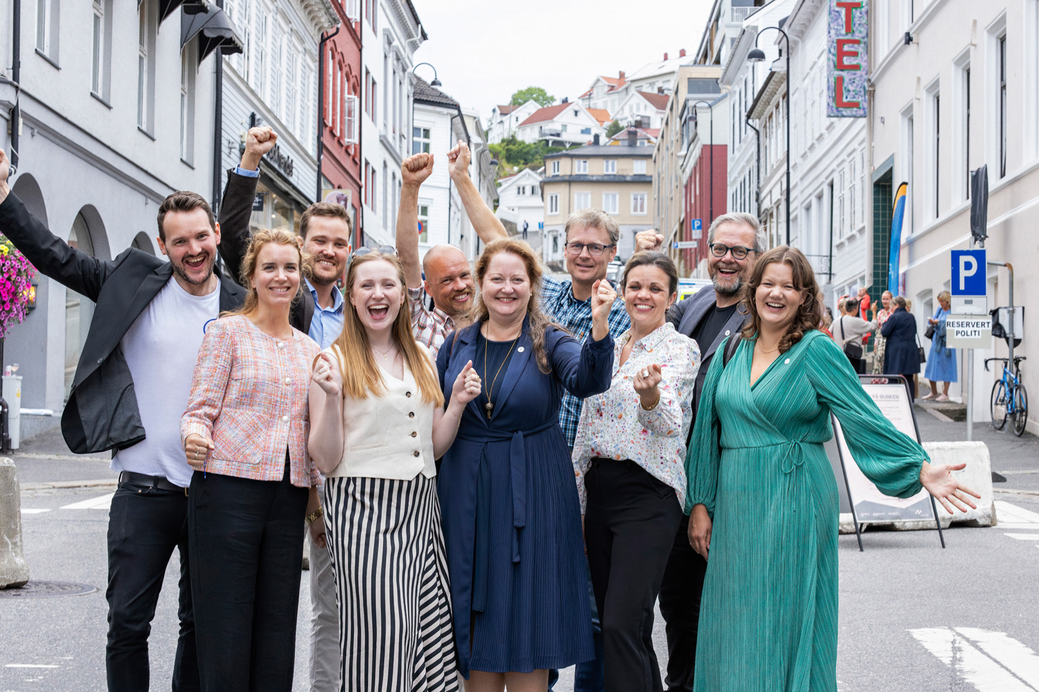 Et jublende gruppebilde ute på en gate