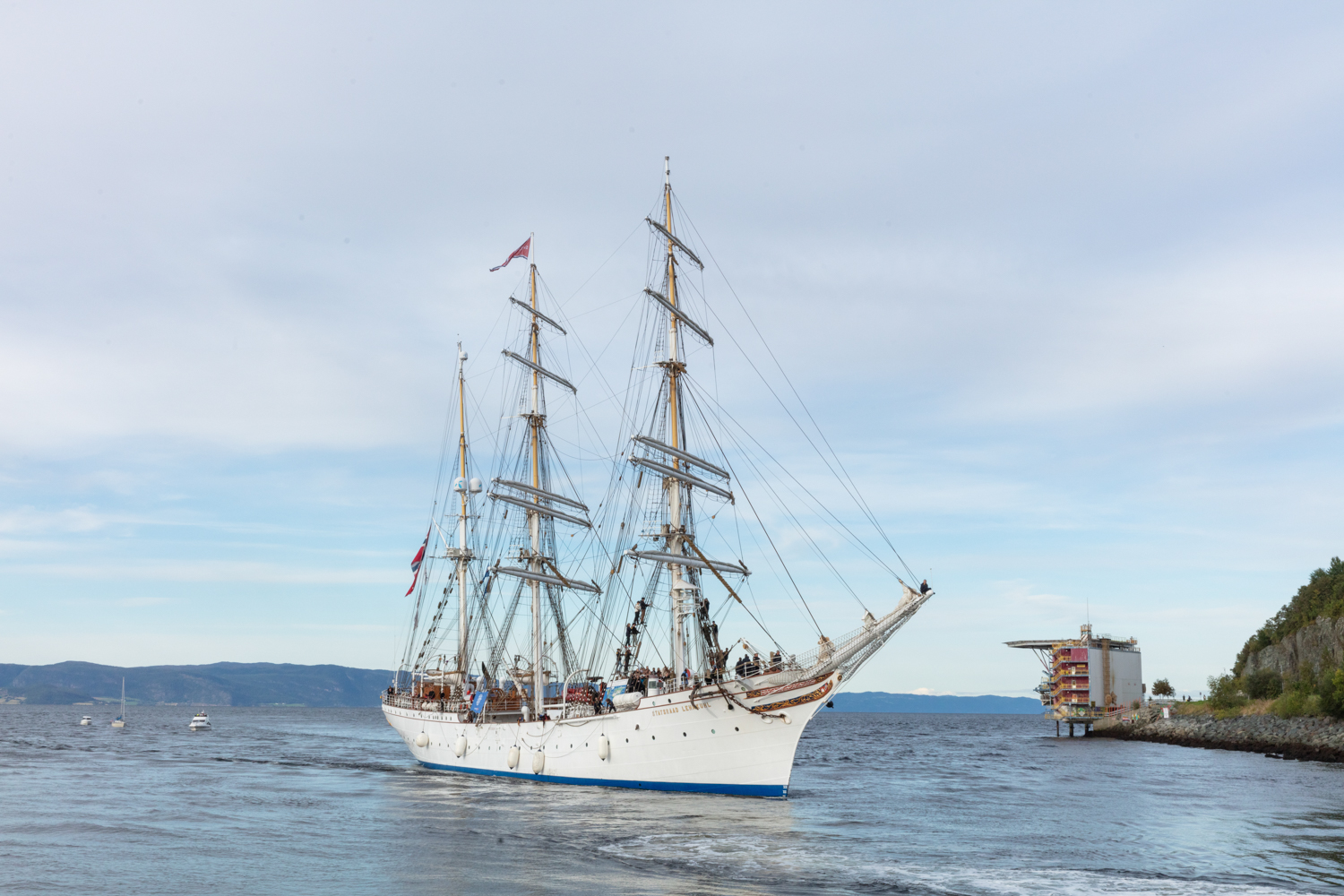 En stor hvit seilbåt i trondheimsfjorden