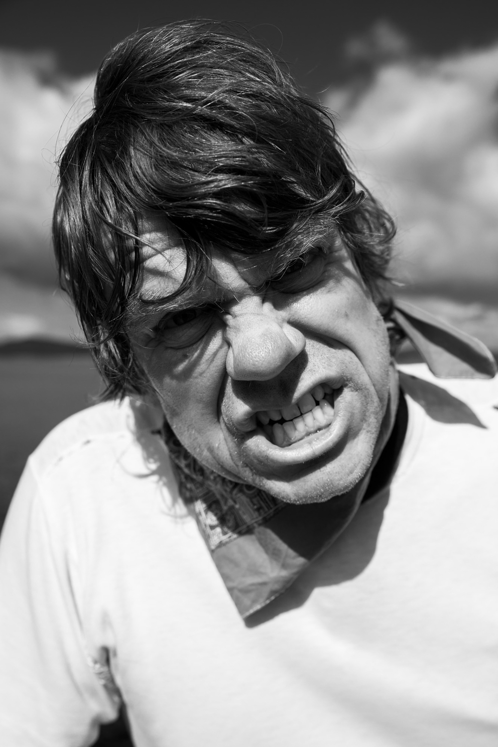 Nærbilde av et bandmedlem fra rockebandet Nullskattesnylterne