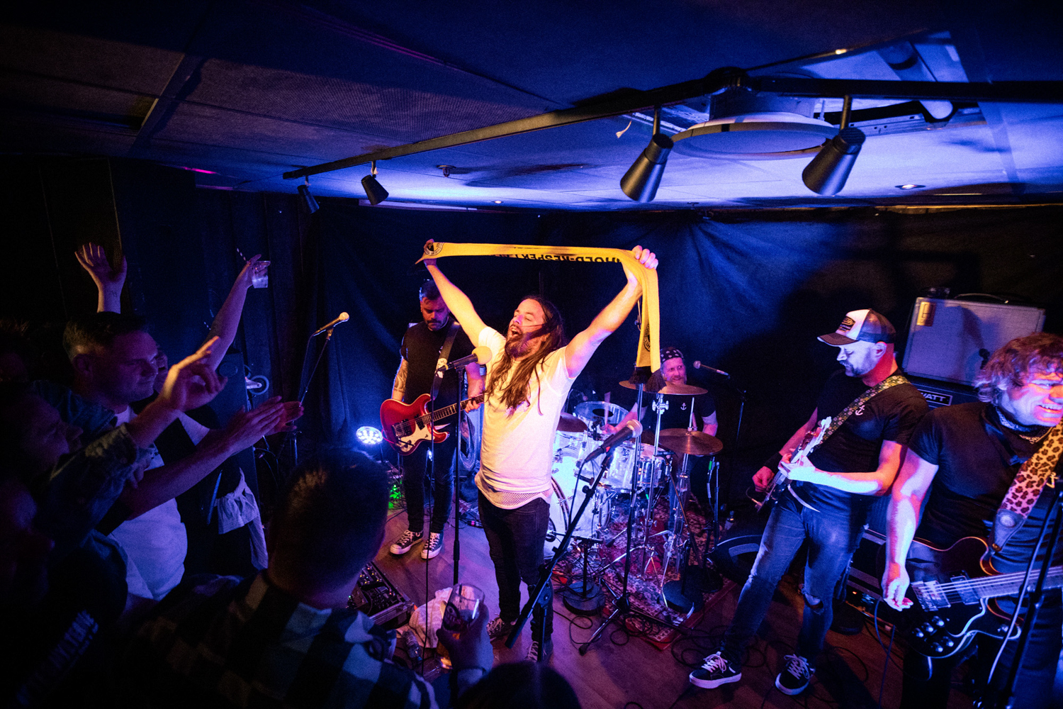 Konsertbilde av rockebandet Nullskattesnylterne