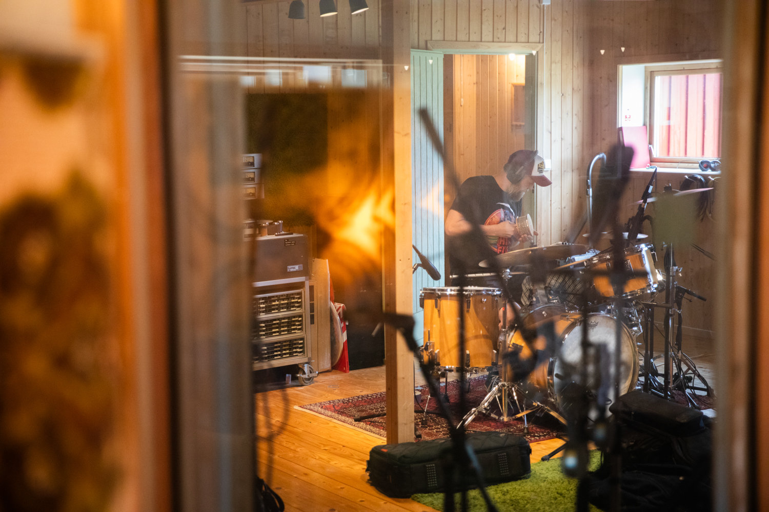 En trommeslager spiller på trommer i et musikkstudio