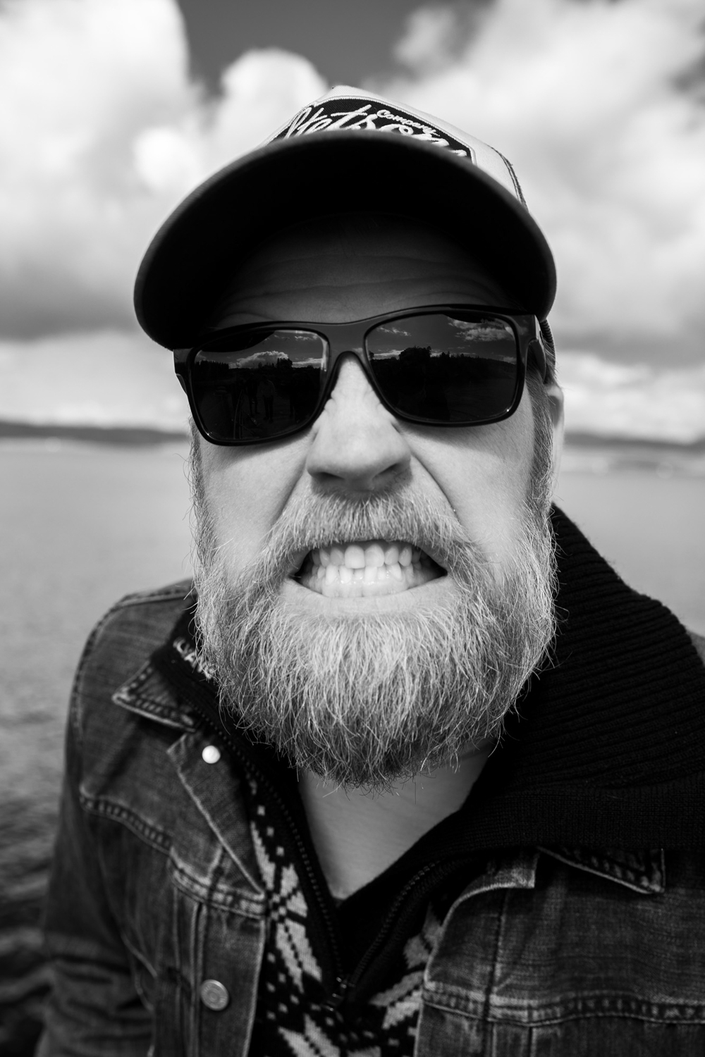 Nærbilde av et bandmedlem fra rockebandet Nullskattesnylterne