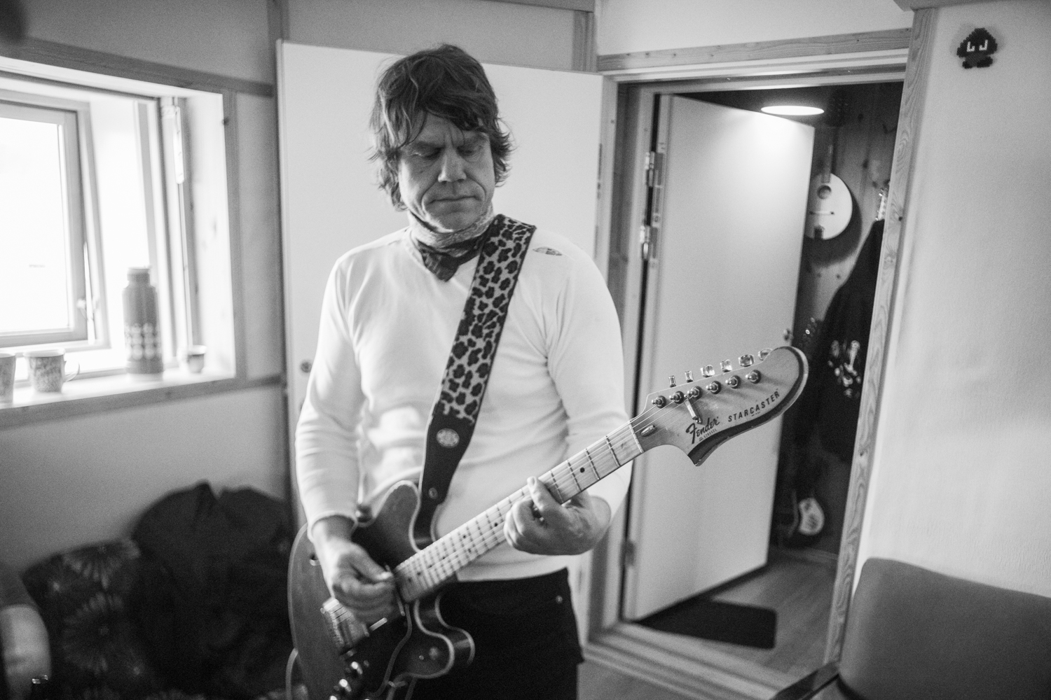 En total av et bandmedlem fra rockebandet Nullskattesnylterne inne i et studio