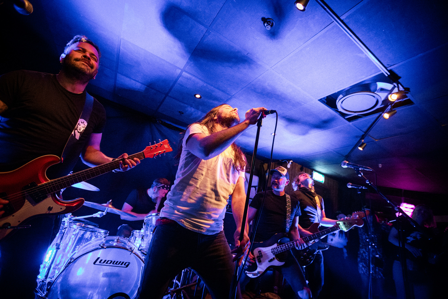 Konsertbilde av Nullskattesnylterne, tatt i froskeperspektiv