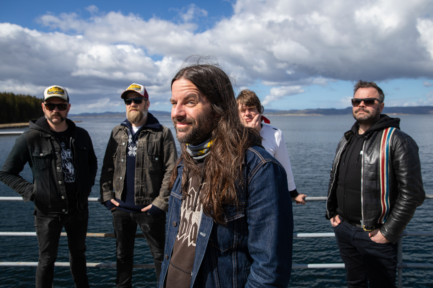 Bandbilde av Nullskattesnylterne tatt utendørs ved havet