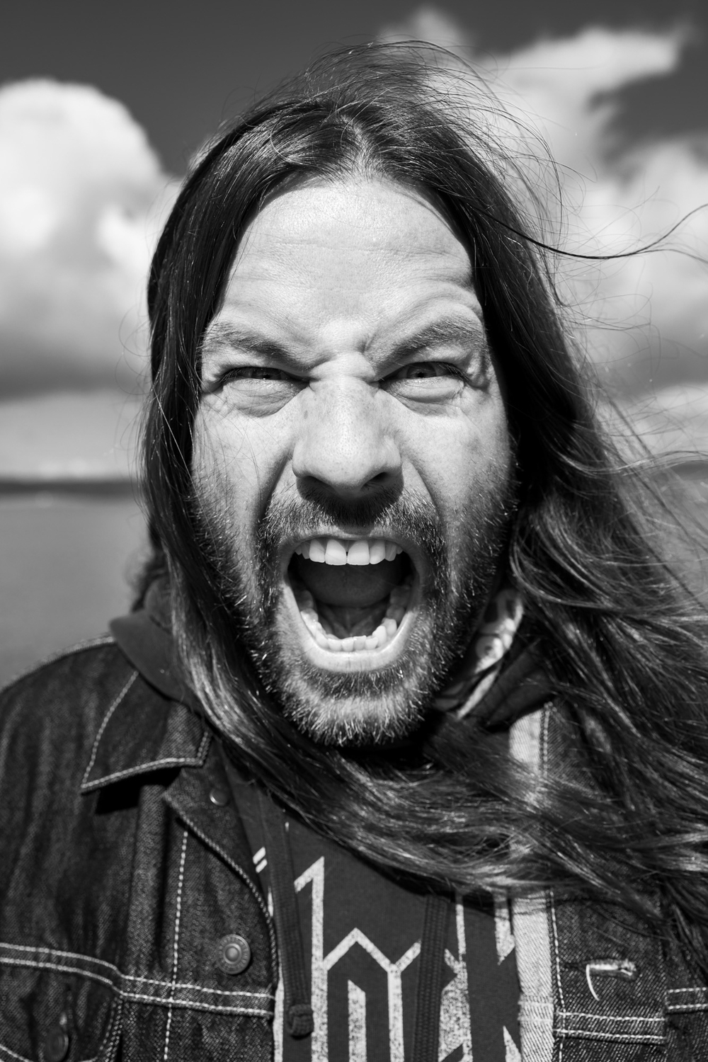 Nærbilde av et bandmedlem fra rockebandet Nullskattesnylterne