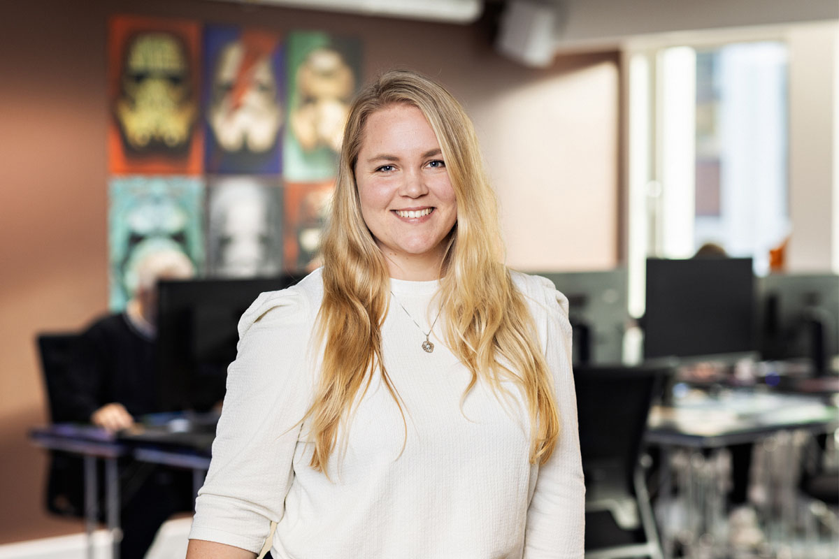 Portrett av en ung kvinne i moderne kontorlandskap