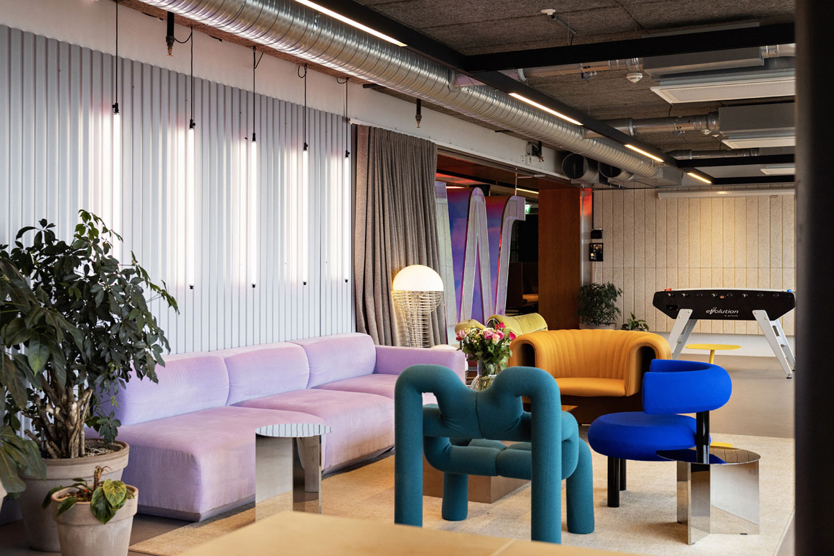 Fargerike møbler i et moderne kontorlandskap