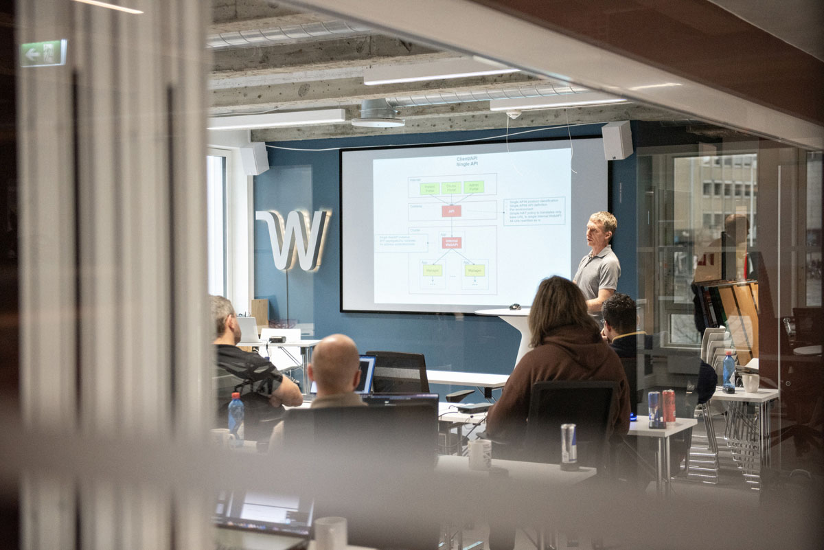 Oversiktsbilde av et moderne kontorlandskap