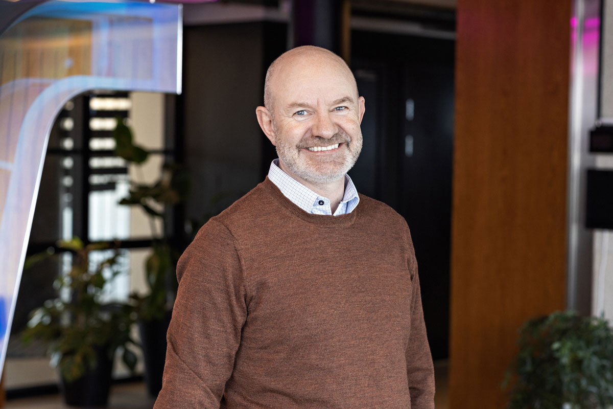 Portrett av en mann i moderne kontorlandskap