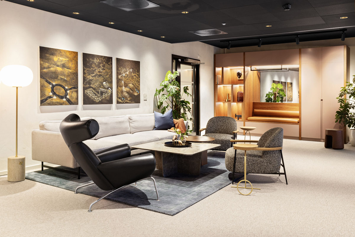 Oversiktsbilde av en sittesone i et moderne kontorlandskap