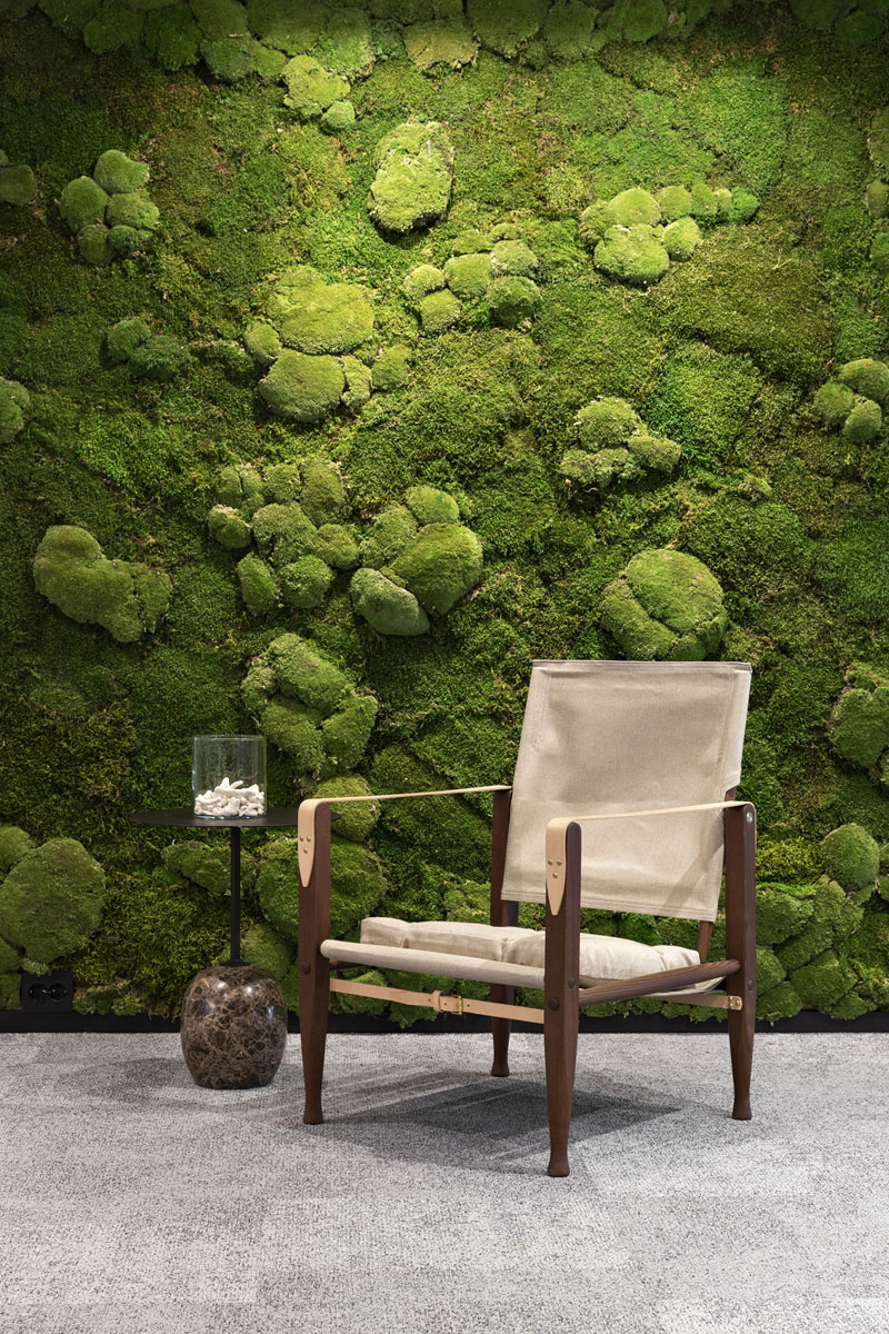 En beige og brun stol i en sittesone i et moderne kontorlandskap