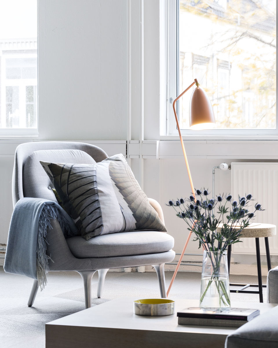 En grå stol i en sittesone i et moderne kontorlandskap