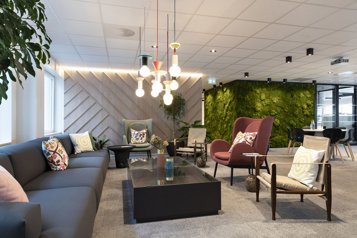 Oversiktsbilde av en sittegruppe i moderne kontorfelleskap