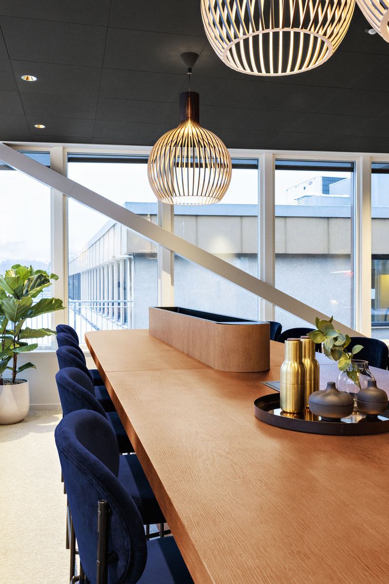 Et langbord i et moderne kontorlandskap