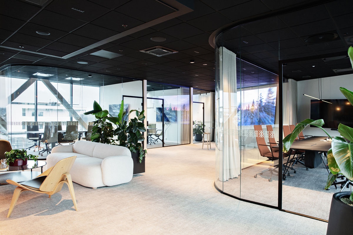 Oversiktsbilde av et moderne kontorlandskap