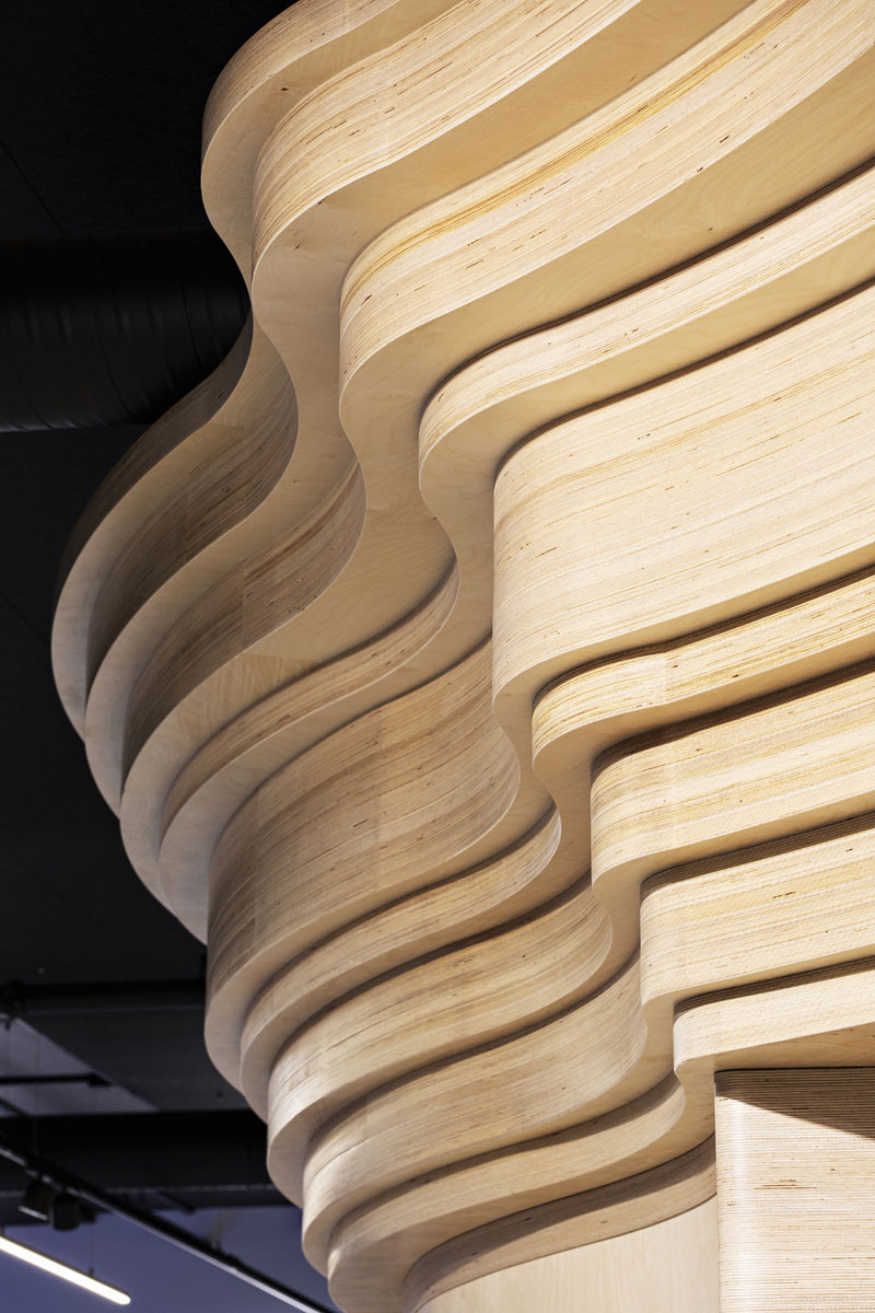 Utsmykkinger i tre i moderne kontorlandskap