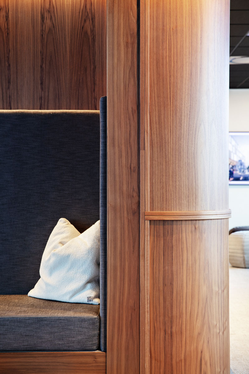 Nærbilde av detaljer i treverk på vegg i moderne kontorlandskap