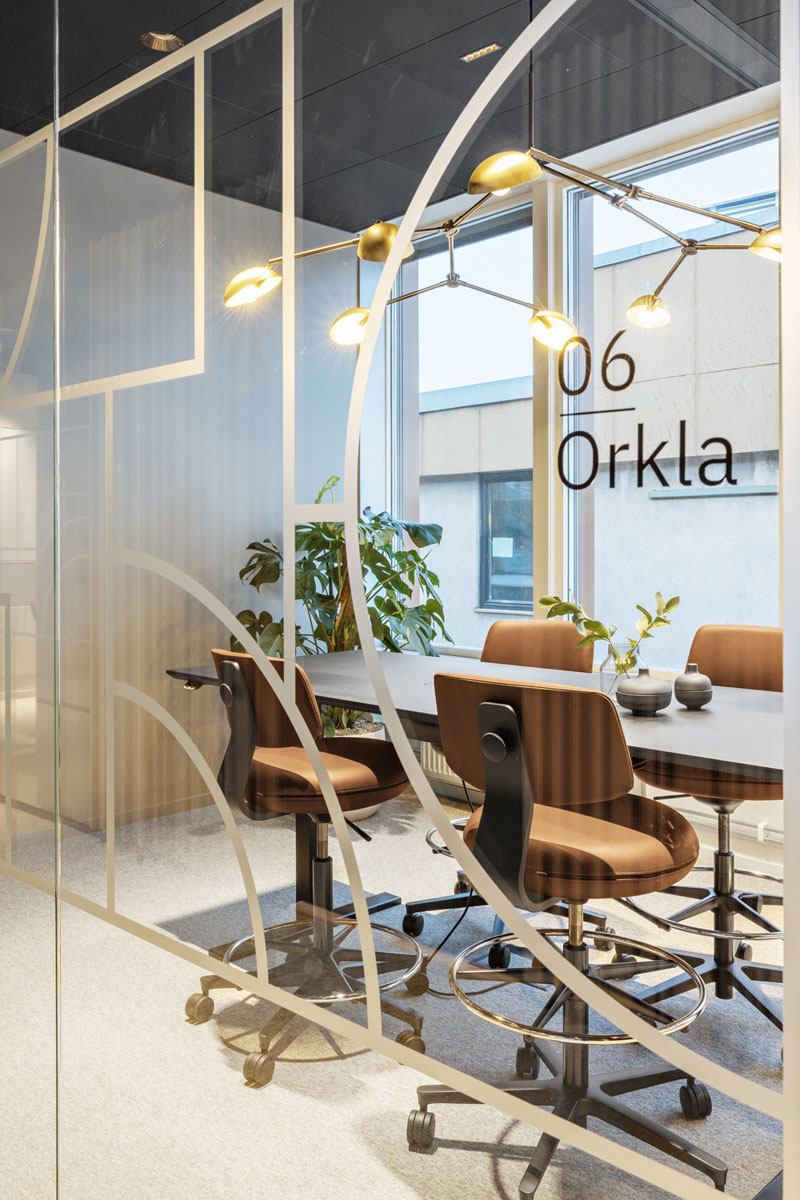 Lite møterom med glassvegger i et moderne kontorfelleskap