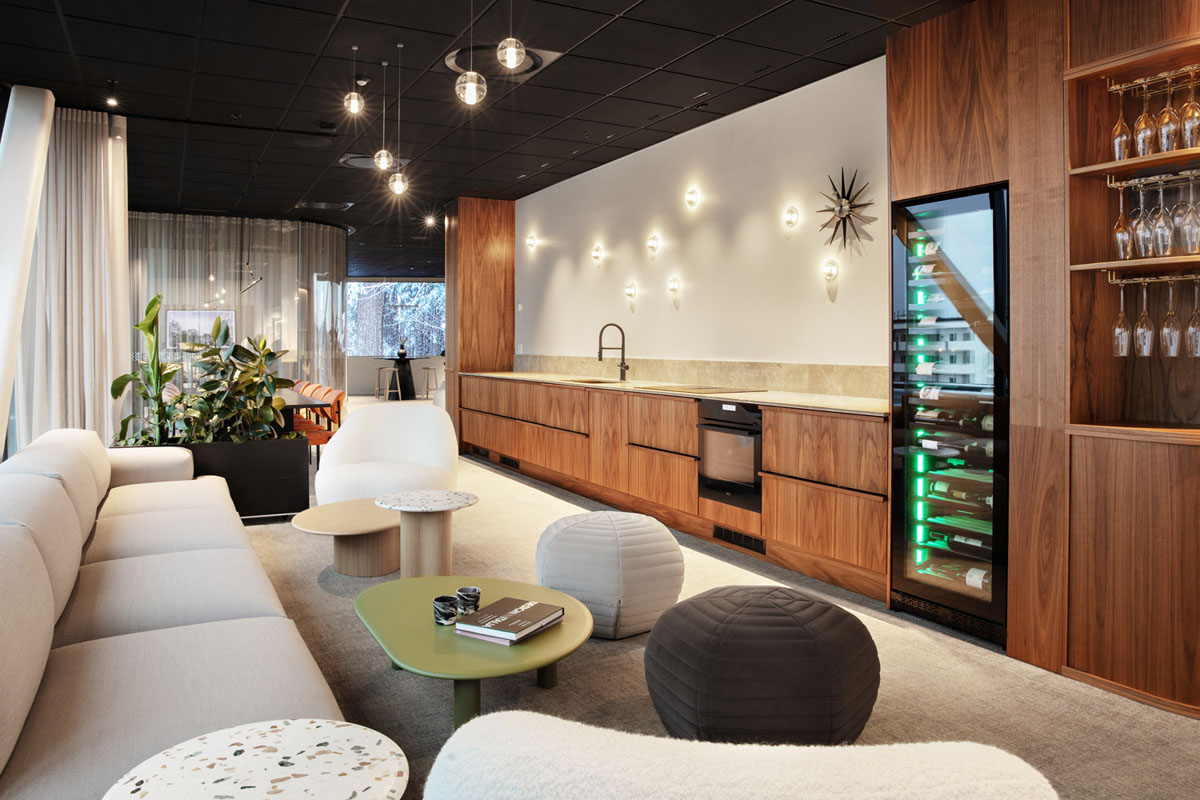 Sittegruppe i et moderne kontorfelleskap