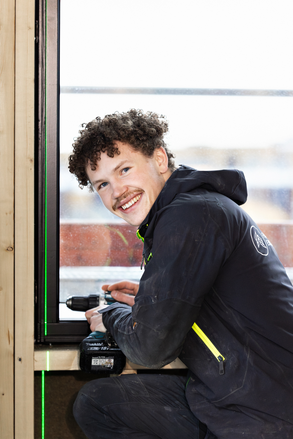 Ansattbilde av ung mann som jobber i hus under konstruksjon av hus