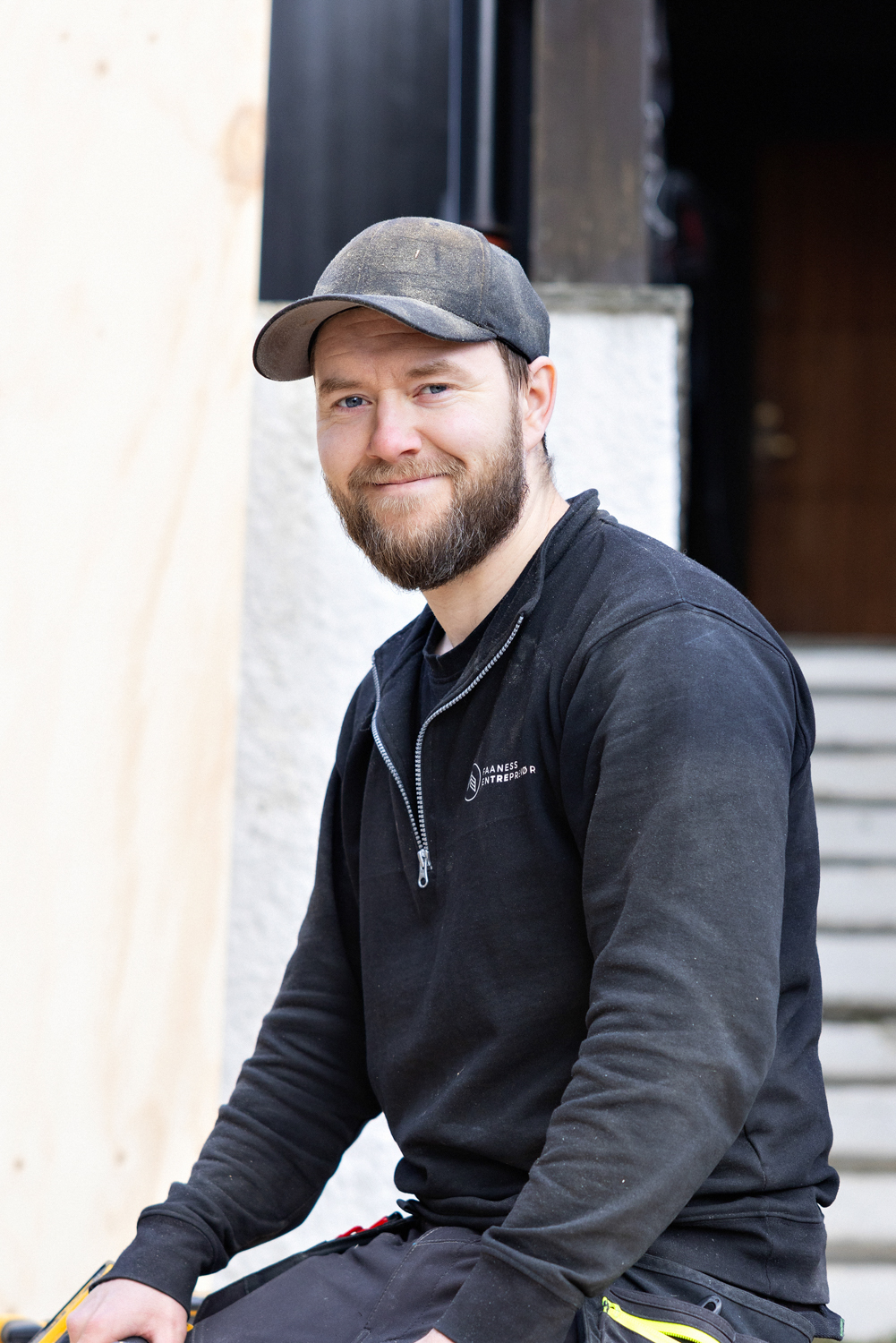 Ansattbilde av ung mann som ser i kamera