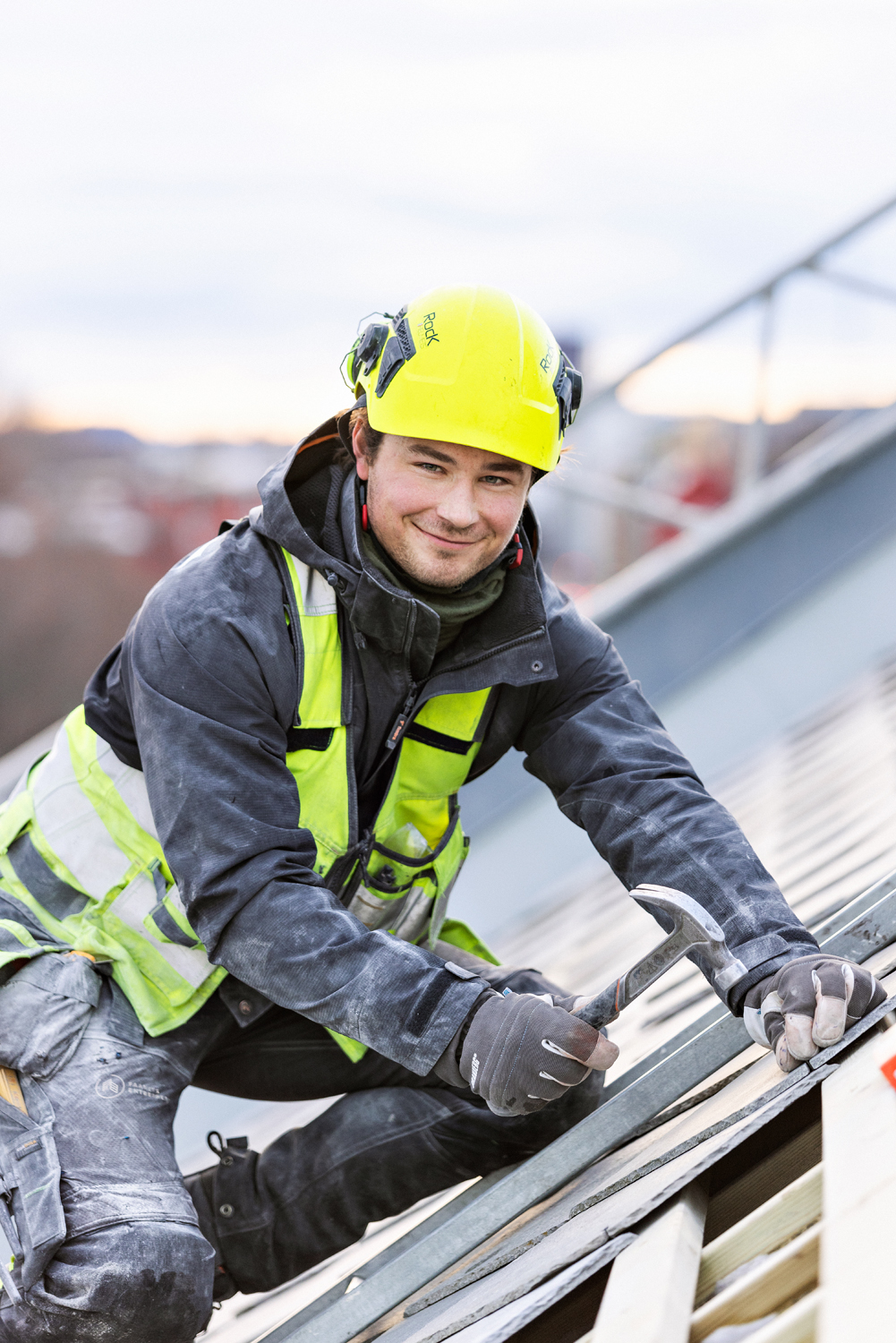 Ansattbilde av ung mann som jobber på hustak