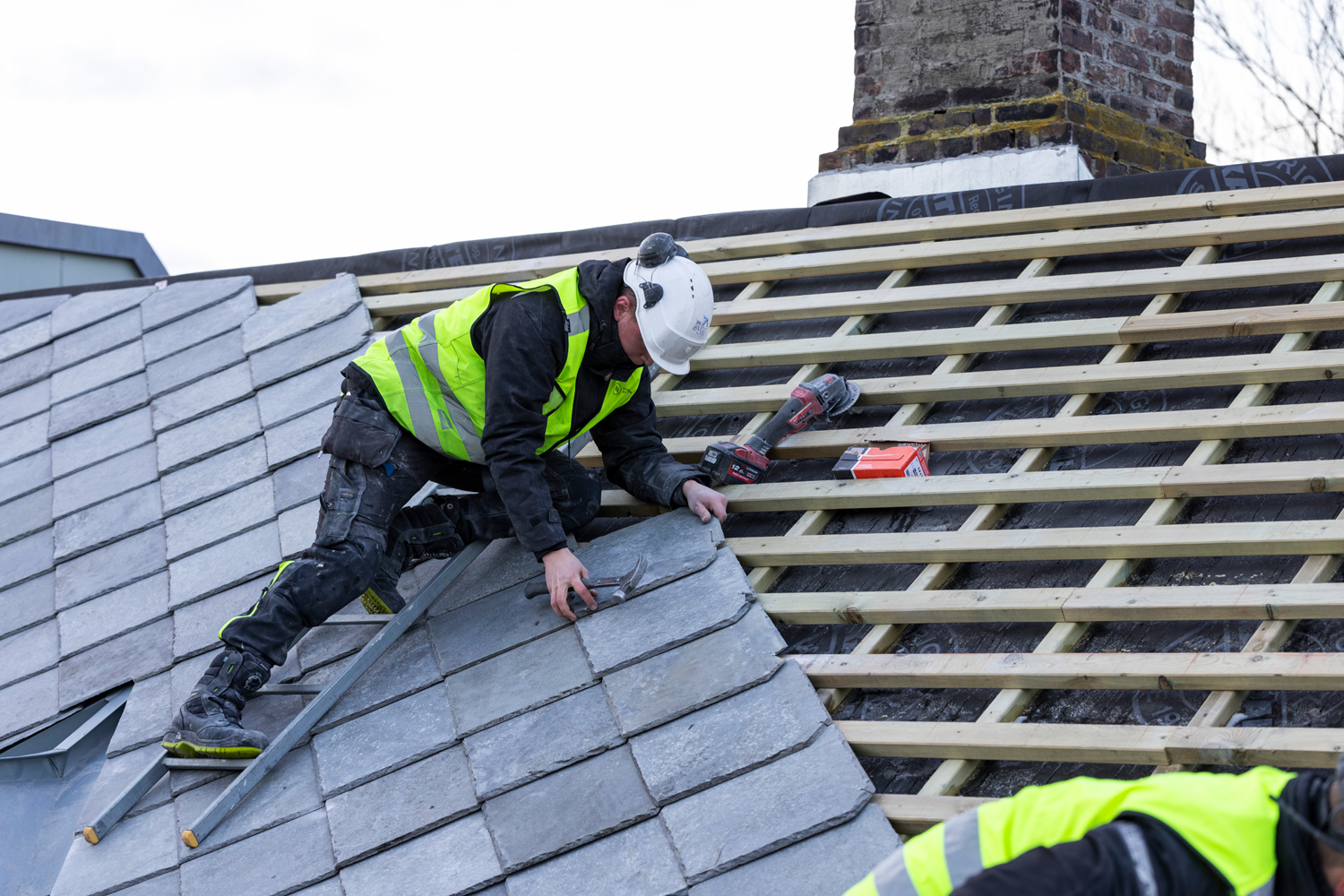 Ansattbilde av ung mann som jobber på hustak